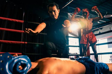 Boks hakemi müdahale etti, nakavt üstüne nakavt olan rakibini kontrol etmek için dövüşü durdurdu. Hakem nakavttan sonra boksör dövüşçülerinin güvenliği için arka planda poz vererek maçı durdurdu. Impetus