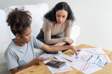 Stresli Afrikalı Amerikalı kadınların kredi kartı borçlarıyla ilgili mali sorunları var. Kötü kişisel para ve ipotek yönetimi krizi kavramını çok önemli ölçüde karşılıyorlar..