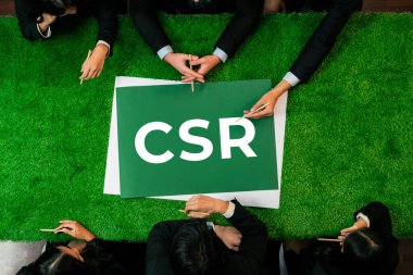 Yeşil çimen masasında panoramik CSR sembolü ve daha sürdürülebilir bir dünya için alternatif enerji kullanımını kurumsal sosyal sorumluluk olarak planlayan iş adamları. Antika