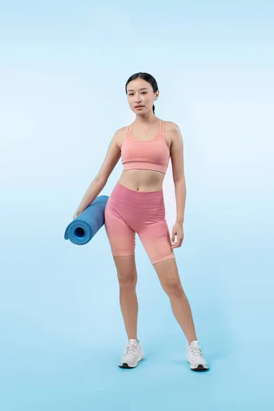 エクササイズマットとスポーツウェアの若い魅力的なアジアの女性の肖像画 健康的な運動とトレーニングルーチンライフスタイルの概念 スタジオは孤立した背景を撮影した ヴィゴーラス — ストック写真