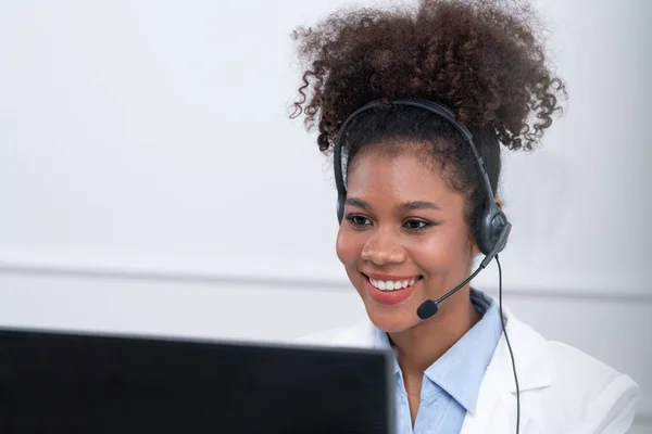 アフリカ系アメリカ人ビジネスマンは 遠隔地の重要な顧客や同僚をサポートするためにオフィスで働くヘッドセットを着用しています コールセンター テレマーケティング カスタマーサポートエージェントがビデオ通話サービスを提供 — ストック写真