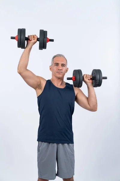 全身の長さショットアクティブでスポーティなシニアマンは 隔離された背景での体重トレーニングのトレーニング中にダンベルを持ち上げます 年金受給者のための健康的なアクティブな体格とボディケアライフスタイル クロート — ストック写真