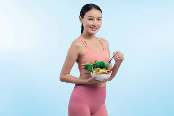 Mladá Sportovní Asijská Žena Sportovním Oblečení Drží Salátovou Mísu Naplněnou — Stock fotografie