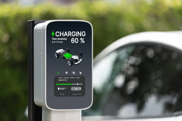 자동차 배터리 충전을위한 충전소에 사용되는 자동차 환경을 깨끗하고 가능한 에너지로 — 스톡 사진