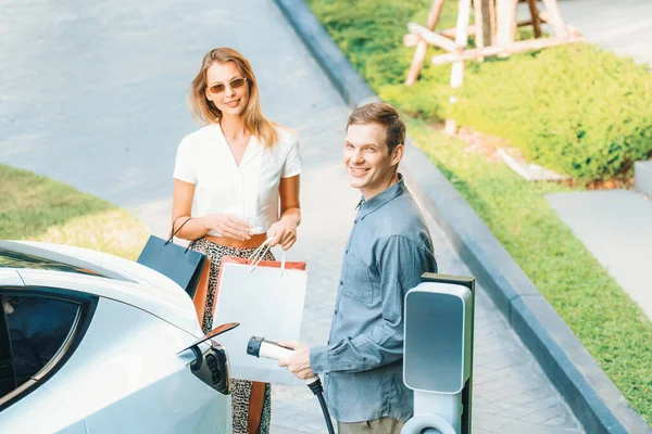 여름에 가능한 정원에서 자동차 자동차 인내의 충전식 에너지에 가능성 라이프 — 스톡 사진
