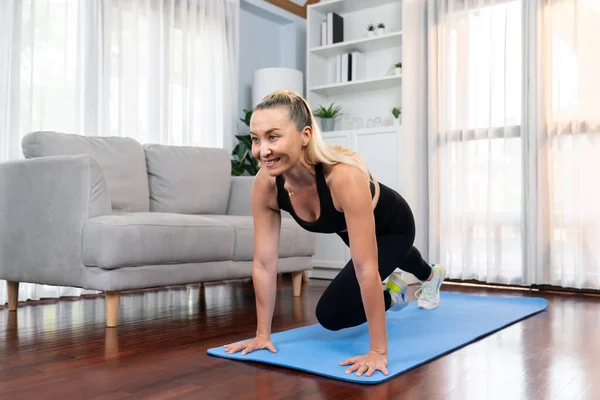Atletische Actieve Senior Vrouw Doen Oefening Fit Mat Met Plank — Stockfoto