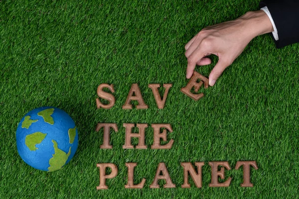 地球デーコンセプトのためのエコ啓発キャンペーンは 生物化学グリーンの背景に保存地球に配置されたメッセージを示しています 持続可能で緑豊かな未来のための環境社会ガバナンスコンセプト — ストック写真
