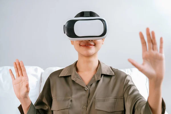 Junge Frau Nutzt Virtual Reality Brille Hause Für Ein Absolutes — Stockfoto