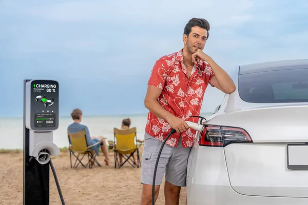 Viaggio Vacanza Famiglia Viaggiando Spiaggia Con Auto Elettrica Papà Padre — Foto Stock