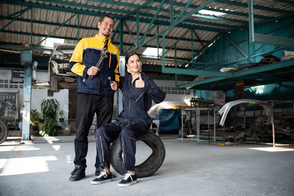 两名快乐的汽车修理工在汽车维修车间成功地完成了汽车检验或修理后 又高高地庆祝了5次 技师团队在车库一起享受着成就感 Oxus — 图库照片