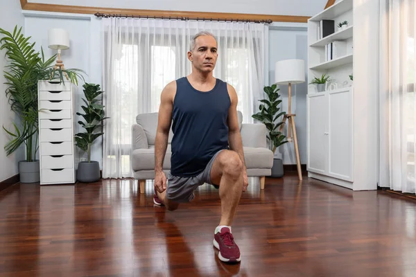 Aktiva Och Passar Senior Man Värme Och Stretching Innan Hemmet — Stockfoto