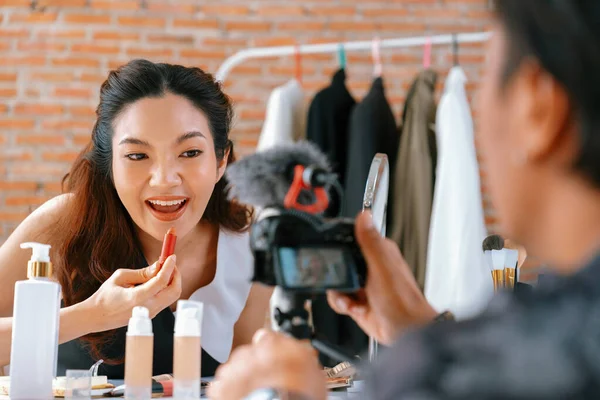 Asian Woman Influencer Shoot Live Streaming Vlog Video Review Makeup — Foto de Stock