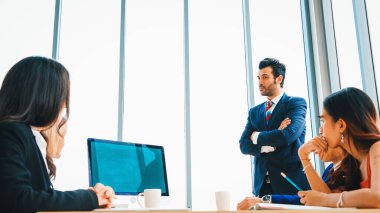 Konferans odasındaki iş adamları yeşil ekran krom anahtar televizyonlu ya da ofis masasında bilgisayar olan kişiler. Çeşitli iş adamları ve iş kadınları video konferansında görüşüyorlar. Jivy