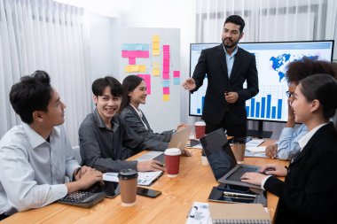 Pazarlama stratejisi için modern toplantıda veri analizi paneli ekranında sunan bir işadamı. Bir grup iş adamıyla konferans odasında iş sunumu. Uyum