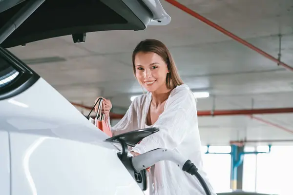 Young Woman Travel Electric Car Shopping Center Parking Lot Charging — Stock Photo, Image