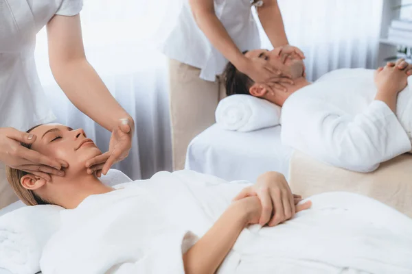 Kaukasiska Par Njuter Avslappnande Stress Huvud Massage Och Bortskämd Ansiktsbehandling — Stockfoto