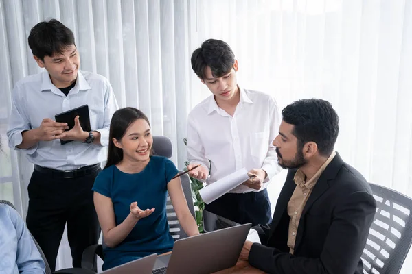 Професійні Азійські Співробітники Працюють Разом Команда Корпоративному Офісі Обговорюючи Бізнес — стокове фото