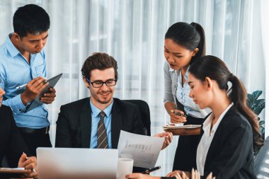 Modern ofis ortamında çalışan çeşitli etnik gruplardan çeşitli iş adamları. Üretken ve çok ırklı ofis çalışanları stratejik ticari pazarlama konusunda tartışmaya giriştiler. Çok titiz.