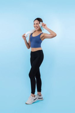 Spor giyim portresindeki tüm vücut Asyalı kadın gülümsüyor ve neşeli bir jest yapıyor. Çekici bir kızla egzersiz yapmak sağlıklı yaşam tarzını sürdürmeye yöneliktir. İzole edilmiş arka plan Vigorous