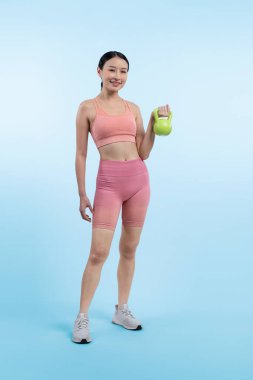 Dinç, enerjik bir kadın izole edilmiş arka planda ağırlık kaldırma egzersizi yapıyor. Genç atletik Asyalı kadın dayanıklılığı ve dayanıklılık eğitimi rutin vücut egzersizi..