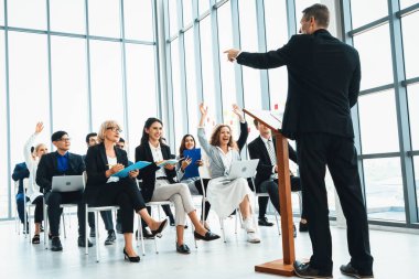 Bir grup iş adamı seminer konferansında toplanıyor. Seyirciler, çalışanların eğitim seanslarındaki eğitmenleri dinliyor. Uzman konuşmacı ile ofis çalışanları toplantısı. Jivy