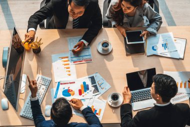 İş adamları grup toplantısı ofiste yukarıdan çekildi. İş kadınları, iş adamları ve ofis çalışanları toplantı masasında proje planlama belgeleriyle takım konferansında çalışıyorlar. Jivy