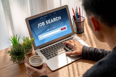 Çalışanların işe alım İnternet ağındaki iş fırsatlarını araması için mod web sitesinde online iş araması