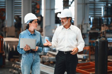 Fabrika müdürü ya da yöneticisi metal fabrikası turuna çıkıyor ve mühendislik denetçisi olarak ağır çelik endüstriyel makine gösterisi liderlik kalitesini denetliyor. Örnek gösteriliyor