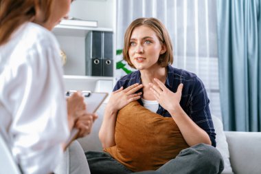 Mutlu hasta ve psikolog klinikte olumlu duygularla zihinsel sağlık sohbeti yaparken aynı zamanda en başarılı iş ve hayatı merkez ofisteki psikologlara anlatıyor. .