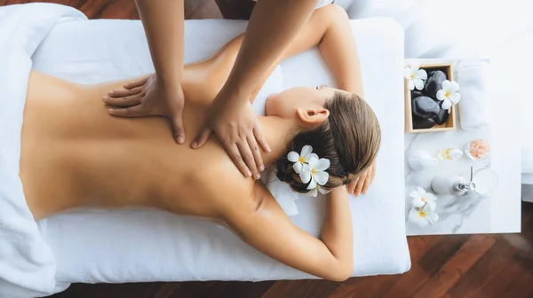 Panorama Vista Superior Mujer Cliente Disfrutando Relajante Masaje Spa Estrés —  Fotos de Stock