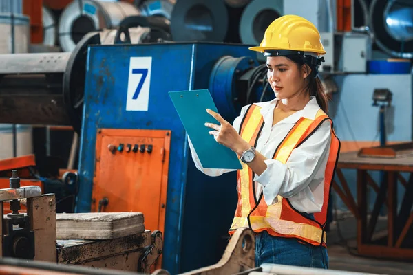 Metaalwerk Fabricage Fabrieksinspectie Vrouwelijke Ingenieur Inspecteur Met Veiligheidsuitrusting Voeren Kwaliteitscontrole — Stockfoto