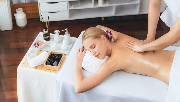 Cliente Mulher Caucasiana Desfrutando Relaxante Massagem Spa Stress Mimos Com — Fotografia de Stock