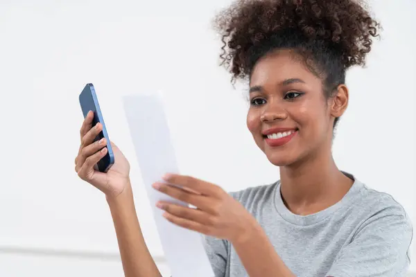 年轻快乐的女性在家中网上购物 同时在网上商店平台上通过信用卡在线支付系统从网上订购商品 — 图库照片