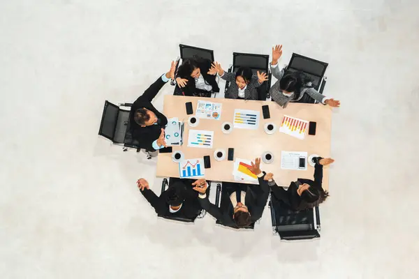 Успешные Деловые Люди Празднуют Вместе Радостью Офисным Столом Снятым Сверху — стоковое фото