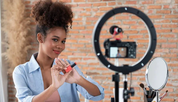 女性影响者拍摄直播Vlog视频评论化妆重要的社交媒体或博客 快乐少女与化妆品工作室照明营销录音会议在线广播 — 图库照片