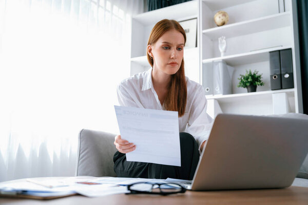 Стрессовая молодая женщина имеет финансовые проблемы с задолженностью по кредитной карте, чтобы выплатить максимальную показать концепцию плохих личных денег и ипотечных выплат управления кризисом.