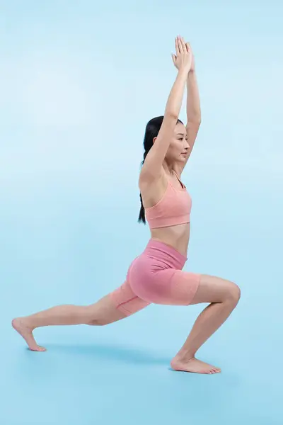 Asiatin Sportbekleidung Macht Yoga Übungen Stehen Pose Auf Fitness Als — Stockfoto