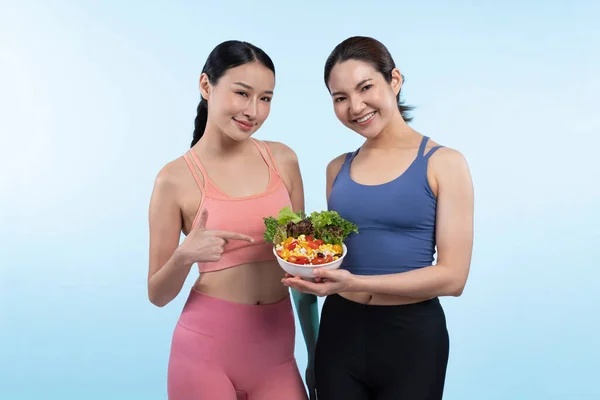 Två Unga Sportiga Asiatiska Kvinnor Sportkläder Med Salladsskål Fyllda Med — Stockfoto