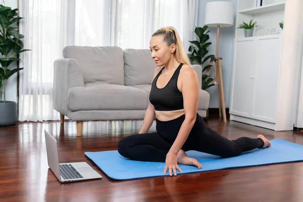 Senior Vrouw Sportkleding Doet Yoga Meditatie Houding Trainingsmat Thuis Gezonde — Stockfoto