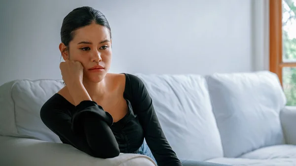 Deprimerad Ung Asiatisk Kvinna Med Psykiska Hälsoproblem Åtanke Behöver Yttersta — Stockfoto