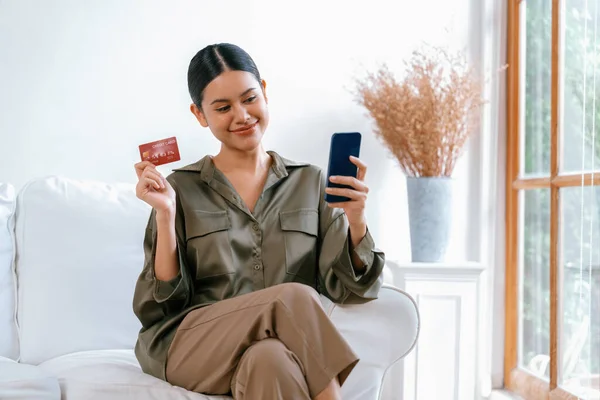 Genç Mutlu Asyalı Kadın Internetten Alışveriş Yaparak Ürün Satın Alırken — Stok fotoğraf