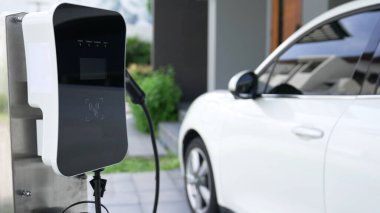 Ev şarj istasyonu EV otomobiller için çevre dostu sürdürülebilir bir güç kaynağı sağlıyor. Elektrikli araçlar için gelecekteki yeşil enerji depolama konsepti.
