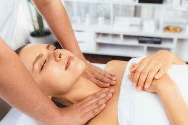 Kafkasyalı kadın müşteri stres önleyici spa masajının keyfini çıkarıyor ve lüks otel ya da oteldeki gündüz açık ortam güzellik salonunda güzellik teniyle eğleniyor. Sessiz.