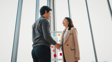 Şirket ofisindeki iş adamlarının el sıkışması finansal bir anlaşmayla ilgili profesyonel bir anlaşma olduğunu gösteriyor. Jivy