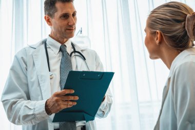 Profesyonel üniformalı doktor hastanedeki ya da klinikteki hastayı muayene ediyor. Sağlık, tıbbi ve doktor servis konsepti. Jivy