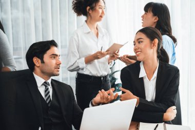 Modern ofis ortamında çalışan çeşitli etnik gruplardan çeşitli iş adamları. Üretken ve çok ırklı ofis çalışanları stratejik ticari pazarlama konusunda tartışmaya giriştiler. Çok titiz.