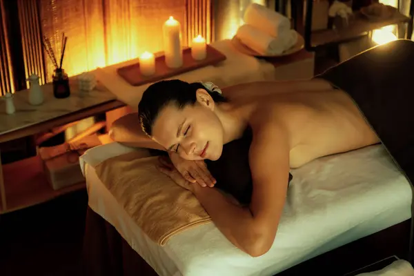 Beyaz Kadın Müşteri Stres Önleyici Spa Masajının Keyfini Çıkarıyor Lüks — Stok fotoğraf