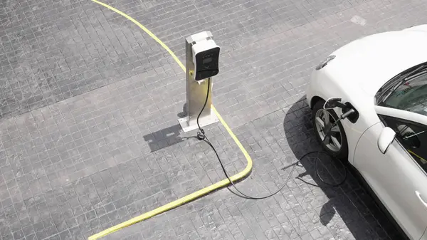 为减少二氧化碳排放 逐步创新城市轨道交通充电站 对电动汽车电池进行绿色环保充电 — 图库照片