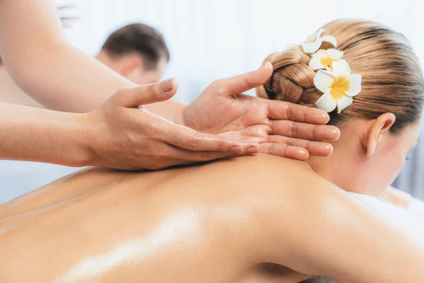Close Cliente Casal Caucasiano Desfrutando Relaxante Massagem Spa Stress Mimos — Fotografia de Stock