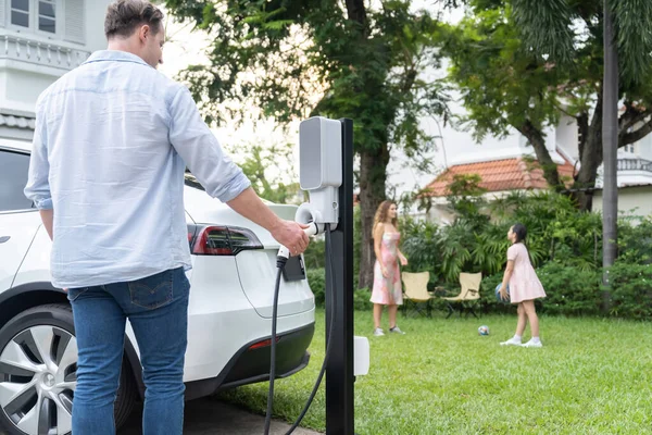 Uomo Moderno Attento All Ambiente Ricarica Veicolo Elettrico Dalla Stazione — Foto Stock